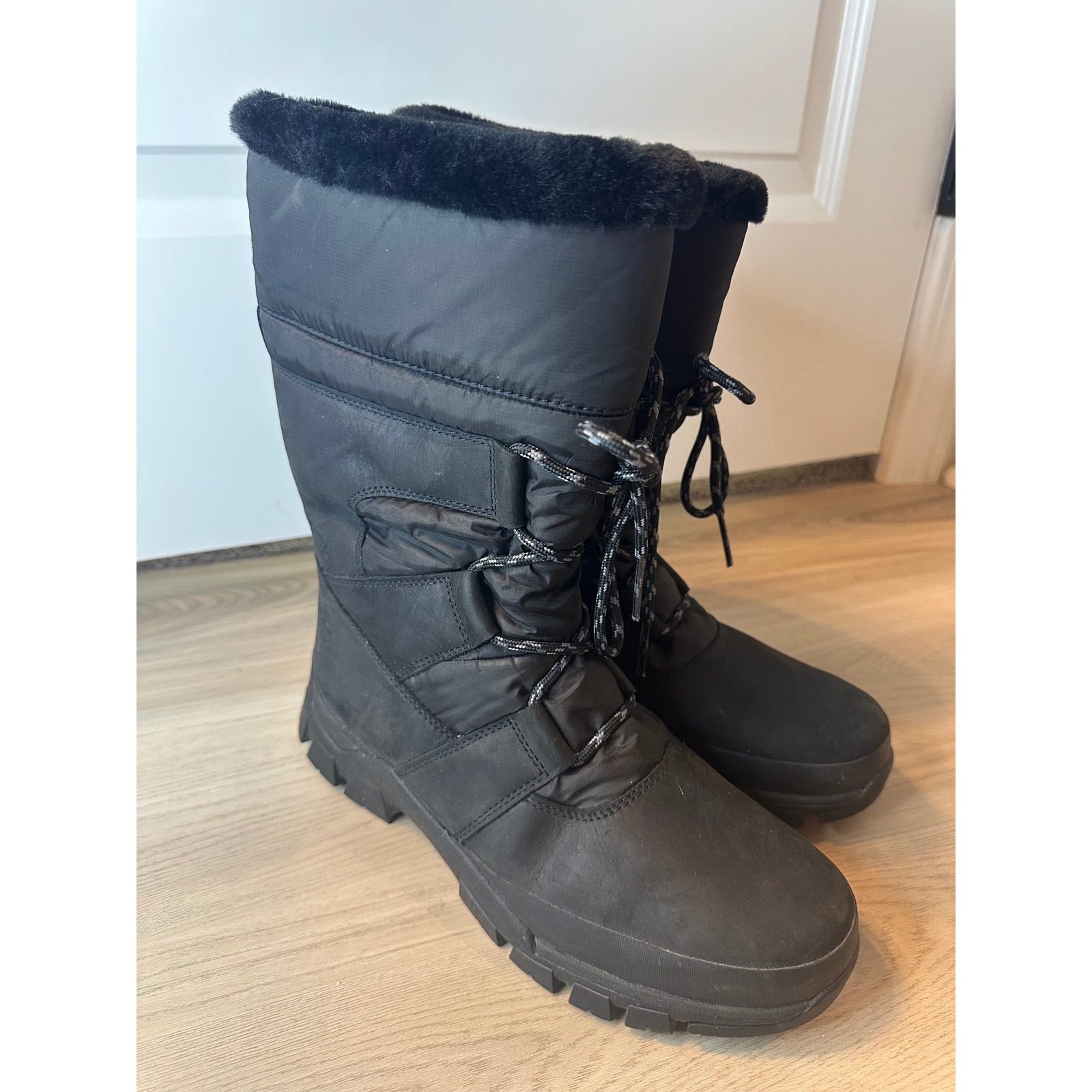 Timberland Women 10 Black Winter Boots Faux Fur Trim Lace Up Snow Boots Lug Sole
